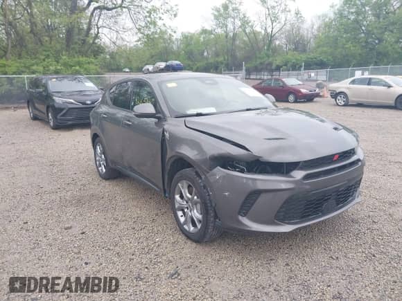 2024 Dodge Hornet R/T z VIN ZACPDFCW4R3A26752, wystawiony jako IAAI lot #42165840 z przebiegiem 26 374 mil mil oraz . Historia ofert i sprzedaży dostępna na DreamBid. Obrazek 1.