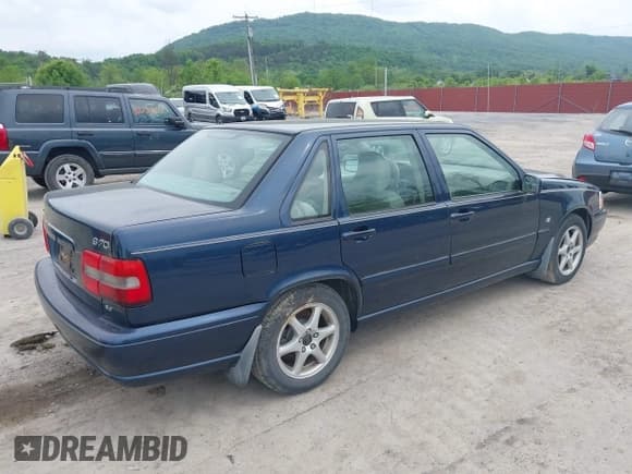 ✅ 2000 Volvo S70 • VIN: YV1LS56D8Y2627201 • Lot: 42287057. Wystawiony na IAAI z przebiegiem 203 975 mil. Bezpłatny archiwum sprzedaży aukcyjnych z USA i szczegółowy raport historii pojazdu na DreamBid. Zdjęcie 4.