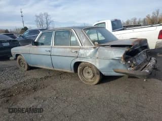 ✅ 1975 Mercedes-Benz 240 • VIN: 11511710068746 • Lot: 84009794. Wystawiony na Copart z przebiegiem 13 093 mil. Bezpłatny archiwum sprzedaży aukcyjnych z USA i szczegółowy raport historii pojazdu na DreamBid. Zdjęcie 2.