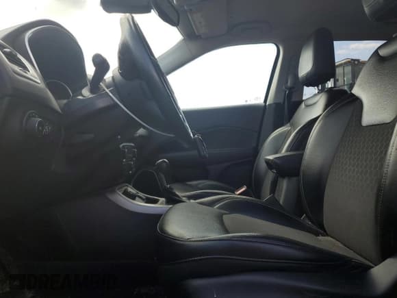 ✅ 2018 Jeep Compass Latitude • VIN: 3C4NJDBB0JT374735 • Lot: 82146085. Wystawiony na Copart z przebiegiem 60 400 mil. Bezpłatny archiwum sprzedaży aukcyjnych z USA i szczegółowy raport historii pojazdu na DreamBid. Zdjęcie 7.