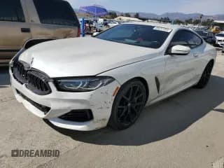 ✅ 2023 BMW 8 Series 840i • VIN: WBAAE2C09PCM65864 • Lot: 65237355. Wystawiony na Copart z przebiegiem 27 860 mil. Bezpłatny archiwum sprzedaży aukcyjnych z USA i szczegółowy raport historii pojazdu na DreamBid. Zdjęcie 1.