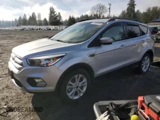 ✅ 2018 Ford Escape SE • VIN: 1FMCU9GD5JUD31158 • Лот: 92863585. Опубликован ранее на Copart с пробегом 21 363 миль. Бесплатный доступ к архиву аукционных продаж из США и подробный отчёт об истории автомобиля на DreamBid. Изображение 1.