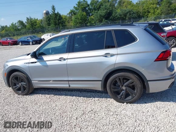 ✅ 2024 Volkswagen Tiguan SE R-Line Black • VIN: 3VV8B7AX5RM128490 • Lot: 42977920. Wystawiony na IAAI z przebiegiem 10 147 mil. Bezpłatny archiwum sprzedaży aukcyjnych z USA i szczegółowy raport historii pojazdu na DreamBid. Zdjęcie 14.