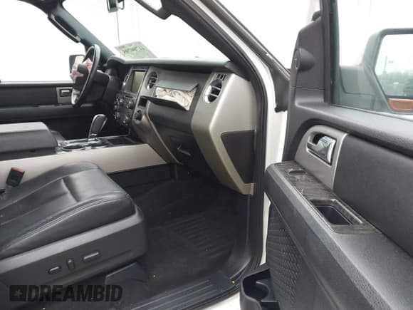 ✅ 2015 Ford Expedition Limited • VIN: 1FMJU2AT3FEF14056 • Lot: 41700795. Wystawiony na IAAI z przebiegiem 131 667 mil. Bezpłatny archiwum sprzedaży aukcyjnych z USA i szczegółowy raport historii pojazdu na DreamBid. Zdjęcie 5.