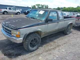 1993 Dodge Dakota z VIN 1B7GG23Y6PS282490, wystawiony jako IAAI lot #42215608 z przebiegiem 310 010 mil mil oraz . Historia ofert i sprzedaży dostępna na DreamBid. Obrazek 2.