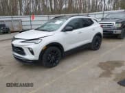 ✅ 2024 Buick Encore GX Sport Touring • VIN: KL4AMESL6RB011206 • Lot: 42092669. Wystawiony na IAAI z przebiegiem 18 282 mil. Bezpłatny archiwum sprzedaży aukcyjnych z USA i szczegółowy raport historii pojazdu na DreamBid. Zdjęcie 2.