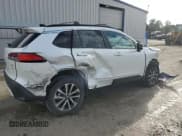 ✅ 2025 Toyota Corolla Cross XLE • VIN: 7MUDAABG1SV130325 • Лот: 69386555. Опубликован ранее на Copart с пробегом 1 223 миль. Бесплатный доступ к архиву аукционных продаж из США и подробный отчёт об истории автомобиля на DreamBid. Изображение 3.