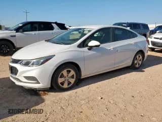 2017 Chevrolet Cruze LS z VIN 1G1BC5SM5H7206200, wystawiony jako Copart lot #63712355 z przebiegiem 76 442 mil mil oraz Szkoda całkowita • Salvage title. Historia ofert i sprzedaży dostępna na DreamBid. Obrazek 1.