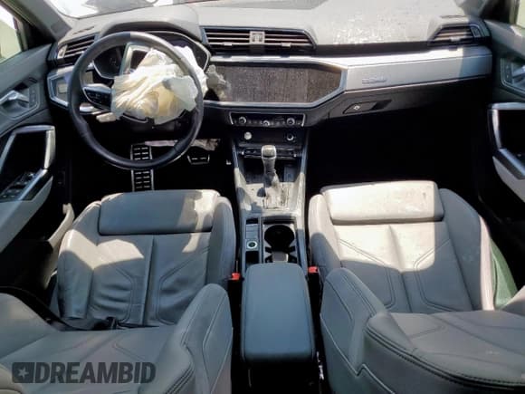 ✅ 2020 Audi Q3 S line Premium Plus • VIN: WA1EECF30L1120514 • Lot: 67616515. Wystawiony na Copart z przebiegiem 61 914 mil. Bezpłatny archiwum sprzedaży aukcyjnych z USA i szczegółowy raport historii pojazdu na DreamBid. Zdjęcie 8.