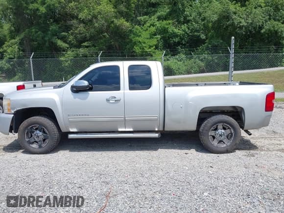 ✅ 2010 Chevrolet Silverado 1500 • VIN: 1GCYKTE22AZ298556 • Lot: 42663885. Wystawiony na IAAI z przebiegiem 189 643 mil. Bezpłatny archiwum sprzedaży aukcyjnych z USA i szczegółowy raport historii pojazdu na DreamBid. Zdjęcie 14.