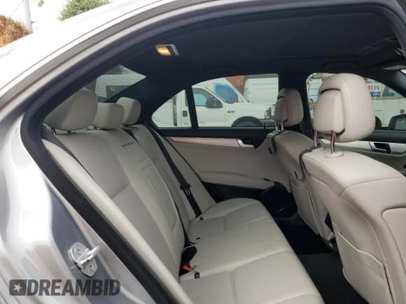 ✅ 2012 Mercedes-Benz C 250 Sport • VIN: WDDGF4HB0CR218925 • Lot: 91221955. Wystawiony na Copart z przebiegiem 118 913 mil. Bezpłatny archiwum sprzedaży aukcyjnych z USA i szczegółowy raport historii pojazdu na DreamBid. Zdjęcie 10.