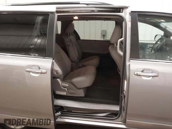 ✅ 2016 Toyota Sienna XLE • VIN: 5TDYK3DC7GS730188 • Lot: 43346185. Listed on IAAI with 102,406 mi. Free auction sales archive from the USA and detailed vehicle history report at DreamBid. Image 8.