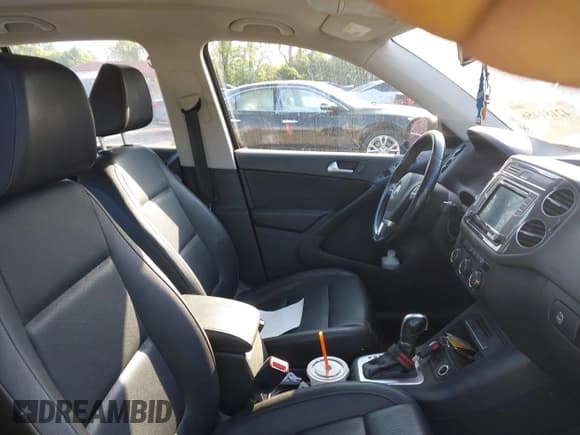 ✅ 2017 Volkswagen Tiguan S • VIN: WVGBV7AX1HK000177 • Lot: 42181456. Listed on IAAI with 179,396 mi. Free auction sales archive from the USA and detailed vehicle history report at DreamBid. Image 5.