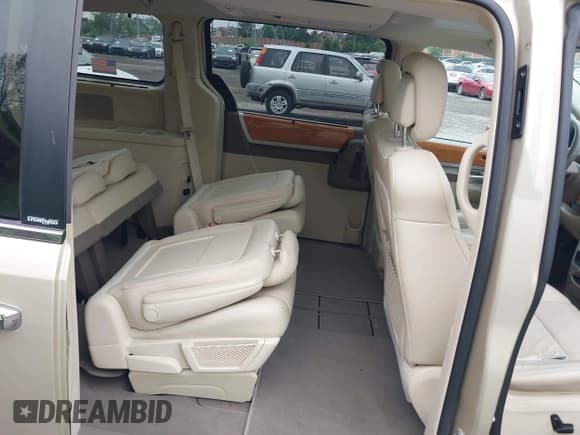 ✅ 2010 Chrysler Town & Country Limited • VIN: 2A4RR7DX2AR322606 • Lot: 42181467. Wystawiony na IAAI z przebiegiem 107 991 mil. Bezpłatny archiwum sprzedaży aukcyjnych z USA i szczegółowy raport historii pojazdu na DreamBid. Zdjęcie 8.