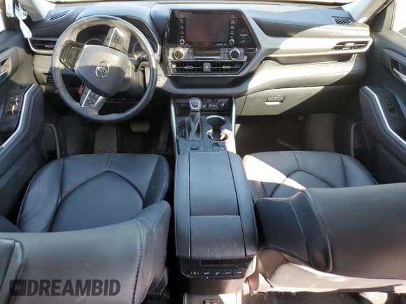 ✅ 2020 Toyota Highlander XLE • VIN: 5TDGZRAH2LS015694 • Lot: 92057195. Listed on Copart with 65,697 mi. Free auction sales archive from the USA and detailed vehicle history report at DreamBid. Image 8.