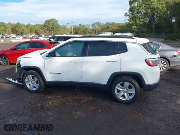 2022 Jeep Compass Latitude with VIN 3C4NJDBB6NT230743, listed as a IAAI auction lot 43381627 with 13,773 mi miles and . Bid and sale history available at DreamBid. Image 14.