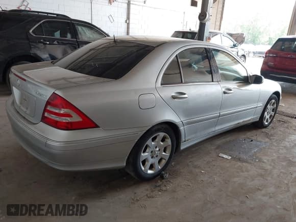 ✅ 2005 Mercedes-Benz C 240 • VIN: WDBRF81J15F655900 • Lot: 42436525. Wystawiony na IAAI z przebiegiem 1 113 mil. Bezpłatny archiwum sprzedaży aukcyjnych z USA i szczegółowy raport historii pojazdu na DreamBid. Zdjęcie 4.