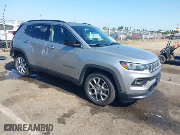 ✅ 2022 Jeep Compass Latitude Lux • VIN: 3C4NJDFB9NT170662 • Lot: 42500321. Wystawiony na IAAI z przebiegiem 57 782 mil. Bezpłatny archiwum sprzedaży aukcyjnych z USA i szczegółowy raport historii pojazdu na DreamBid. Zdjęcie 1.
