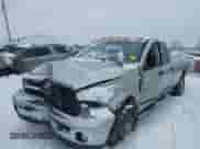 2005 Dodge 3500 SLT z VIN 3D7LS38C45G825555, wystawiony jako IAAI lot #41225480 z przebiegiem 111 757 mil mil oraz . Historia ofert i sprzedaży dostępna na DreamBid. Obrazek 6.