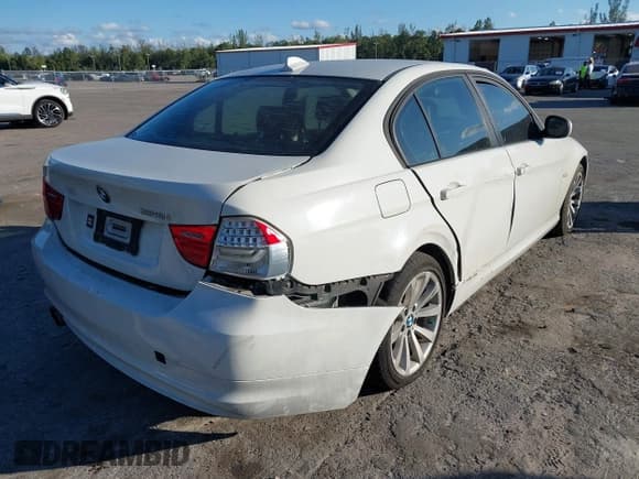 ✅ 2011 BMW 3 Series 328i • VIN: WBAPH7G57BNN05019 • Lot: 43758435. Listed on IAAI with 226,900 mi. Free auction sales archive from the USA and detailed vehicle history report at DreamBid. Image 4.