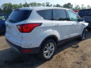 ✅ 2019 Ford Escape SE • VIN: 1FMCU9GD8KUA66253 • Lot: 42476743. Wystawiony na IAAI z przebiegiem 136 780 mil. Bezpłatny archiwum sprzedaży aukcyjnych z USA i szczegółowy raport historii pojazdu na DreamBid. Zdjęcie 4.