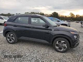 ✅ 2023 Hyundai Venue SEL • VIN: KMHRC8A39PU265813 • Lot: 73883714. Wystawiony na Copart z przebiegiem 5 443 mil. Bezpłatny archiwum sprzedaży aukcyjnych z USA i szczegółowy raport historii pojazdu na DreamBid. Zdjęcie 4.