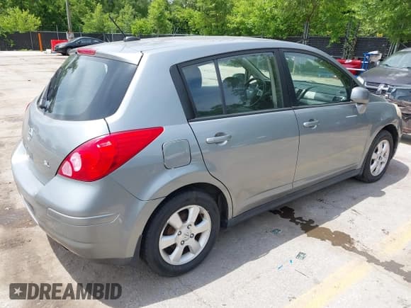 ✅ 2008 Nissan Versa S • VIN: 3N1BC13E48L458915 • Lot: 42353191. Wystawiony na IAAI z przebiegiem 142 012 mil. Bezpłatny archiwum sprzedaży aukcyjnych z USA i szczegółowy raport historii pojazdu na DreamBid. Zdjęcie 4.
