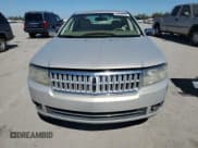 ✅ 2009 Lincoln MKZ • VIN: 3LNHM26T29R613928 • Lot: 84532235. Wystawiony na Copart z przebiegiem Nie podano. Bezpłatny archiwum sprzedaży aukcyjnych z USA i szczegółowy raport historii pojazdu na DreamBid. Zdjęcie 5.