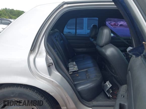 ✅ 2004 Ford Crown Victoria LX • VIN: 2FAFP74W54X120676 • Lot: 42989529. Wystawiony na IAAI z przebiegiem 128 413 mil. Bezpłatny archiwum sprzedaży aukcyjnych z USA i szczegółowy raport historii pojazdu na DreamBid. Zdjęcie 8.