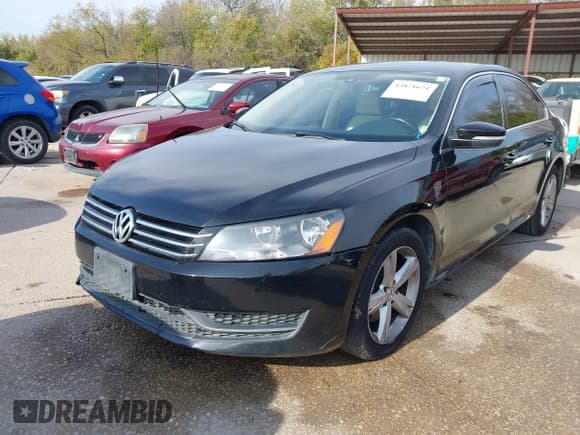 ✅ 2013 Volkswagen Passat SE • VIN: 1VWBH7A3XDC085319 • Lot: 43871671. Wystawiony na IAAI z przebiegiem 209 314 mil. Bezpłatny archiwum sprzedaży aukcyjnych z USA i szczegółowy raport historii pojazdu na DreamBid. Zdjęcie 2.