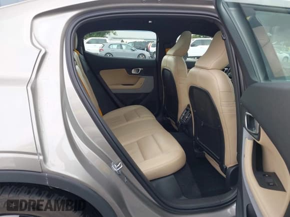 ✅ 2022 Polestar 2 • VIN: LPSED3KA3NL053162 • Lot: 43759857. Wystawiony na IAAI z przebiegiem 23 745 mil. Bezpłatny archiwum sprzedaży aukcyjnych z USA i szczegółowy raport historii pojazdu na DreamBid. Zdjęcie 8.