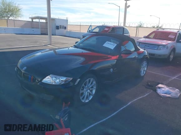 ✅ 2006 BMW Z4 3.0i • VIN: 4USBU33506LW68338 • Lot: 43610168. Wystawiony na IAAI z przebiegiem 195 876 mil. Bezpłatny archiwum sprzedaży aukcyjnych z USA i szczegółowy raport historii pojazdu na DreamBid. Zdjęcie 2.