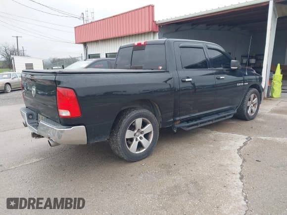 ✅ 2009 Dodge 1500 SLT • VIN: 1D3HB13T99S806131 • Lot: 41849946. Wystawiony na IAAI z przebiegiem 341 380 mil. Bezpłatny archiwum sprzedaży aukcyjnych z USA i szczegółowy raport historii pojazdu na DreamBid. Zdjęcie 4.