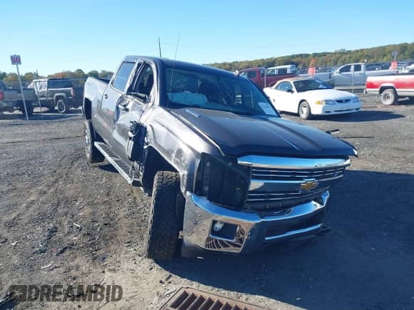 2015 Chevrolet Silverado 2500HD LT z VIN 1GC1KVE85FF136771, wystawiony jako IAAI lot #43478483 z przebiegiem 142 142 mil mil oraz . Historia ofert i sprzedaży dostępna na DreamBid. Obrazek 1.