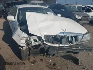 ✅ 2011 Lincoln Town Car Signature Limited • VIN: 2LNBL8CV1BX755163 • Lot: 42802895. Listed on IAAI with 180,215 mi. Free auction sales archive from the USA and detailed vehicle history report at DreamBid. Image 1.