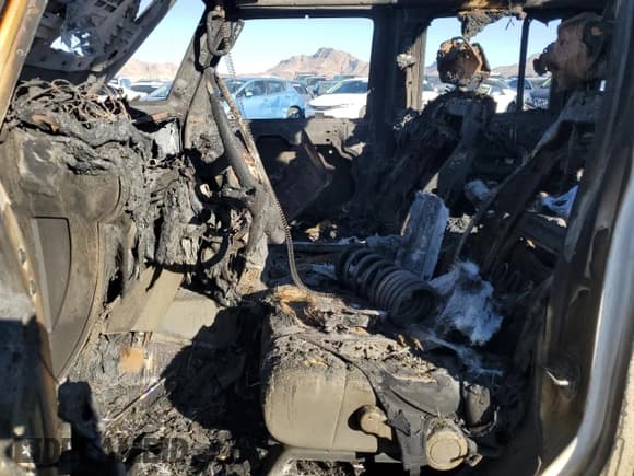 ✅ 2010 Jeep Wrangler Unlimited Mountain • VIN: 1J4BA3H15AL117779 • Lot: 83452824. Wystawiony na Copart z przebiegiem Nie podano. Bezpłatny archiwum sprzedaży aukcyjnych z USA i szczegółowy raport historii pojazdu na DreamBid. Zdjęcie 7.