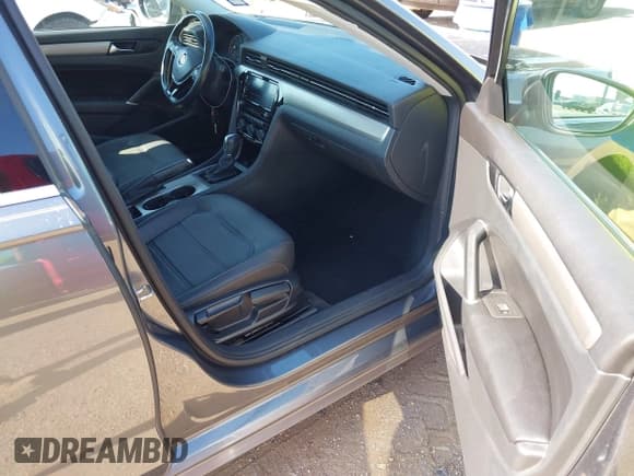 ✅ 2020 Volkswagen Passat SE • VIN: 1VWSA7A31LC023150 • Lot: 43166246. Listed on IAAI with 95,628 mi. Free auction sales archive from the USA and detailed vehicle history report at DreamBid. Image 5.