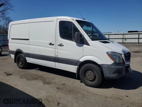 ✅ 2016 Mercedes-Benz Sprinter Cargo • VIN: WD3PE7DD2GP322396 • Lot: 49437965. Wystawiony na Copart z przebiegiem 189 127 mil. Bezpłatny archiwum sprzedaży aukcyjnych z USA i szczegółowy raport historii pojazdu na DreamBid. Zdjęcie 4.