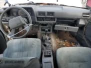 ✅ 1987 Toyota 4Runner • VIN: JT4RN62D0H0159821 • Lot: 82472415. Wystawiony na Copart z przebiegiem 273 810 mil. Bezpłatny archiwum sprzedaży aukcyjnych z USA i szczegółowy raport historii pojazdu na DreamBid. Zdjęcie 8.