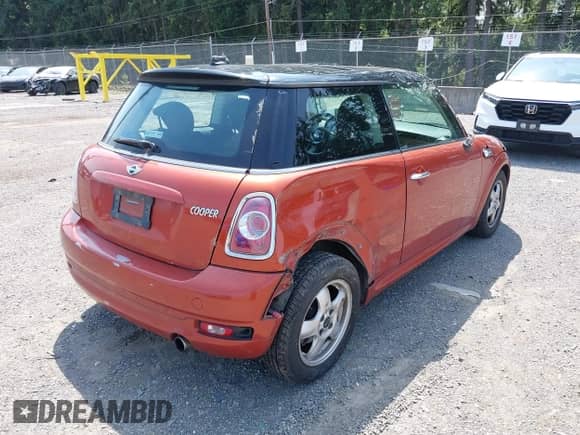 2011 MINI Hardtop with VIN WMWSU3C55BT181956, listed as a IAAI auction lot 42564011 with 106,430 mi miles and . Bid and sale history available at DreamBid. Image 4.
