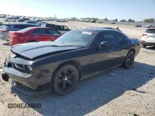 ✅ 2012 Dodge Challenger SXT • VIN: 2C3CDYAG9CH137776 • Lot: 74303564. Wystawiony na Copart z przebiegiem 137 180 mil. Bezpłatny archiwum sprzedaży aukcyjnych z USA i szczegółowy raport historii pojazdu na DreamBid. Zdjęcie 1.