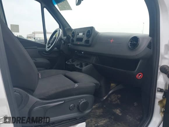 ✅ 2022 Mercedes-Benz Sprinter Cargo • VIN: W1Y4EDHY7NT091581 • Lot: 42478500. Listed on IAAI with 67,897 mi. Free auction sales archive from the USA and detailed vehicle history report at DreamBid. Image 5.