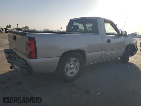 ✅ 2004 Chevrolet Silverado 1500 LS • VIN: 1GCEC14V24Z321550 • Лот: 75447474. Опубликован ранее на Copart с пробегом 165 225 миль. Бесплатный доступ к архиву аукционных продаж из США и подробный отчёт об истории автомобиля на DreamBid. Изображение 3.