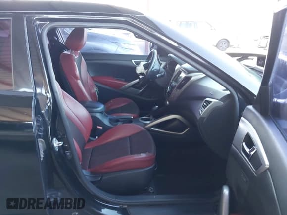 ✅ 2013 Hyundai Veloster w/Black Int • VIN: KMHTC6AD5DU142833 • Лот: 43270620. Опубликован ранее на IAAI с пробегом Не указан. Бесплатный доступ к архиву аукционных продаж из США и подробный отчёт об истории автомобиля на DreamBid. Изображение 5.