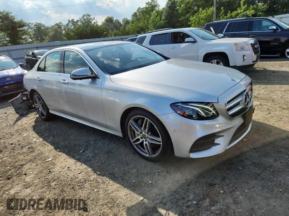 ✅ 2019 Mercedes-Benz E 450 • VIN: WDDZF6JB2KA492610 • Lot: 64541535. Wystawiony na Copart z przebiegiem 77 915 mil. Bezpłatny archiwum sprzedaży aukcyjnych z USA i szczegółowy raport historii pojazdu na DreamBid. Zdjęcie 4.