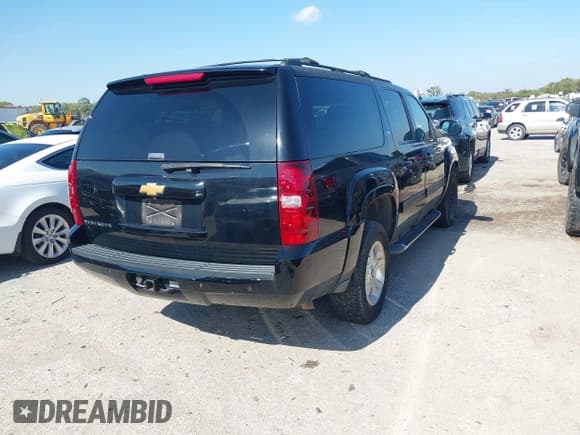 ✅ 2014 Chevrolet Suburban LT • VIN: 1GNSKJE74ER154882 • Lot: 43539759. Wystawiony na IAAI z przebiegiem 205 972 mil. Bezpłatny archiwum sprzedaży aukcyjnych z USA i szczegółowy raport historii pojazdu na DreamBid. Zdjęcie 4.