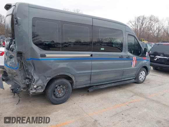 ✅ 2023 Ford Transit Passenger XL • VIN: 1FBAX2C82PKA06866 • Lot: 43793796. Wystawiony na IAAI z przebiegiem 130 029 mil. Bezpłatny archiwum sprzedaży aukcyjnych z USA i szczegółowy raport historii pojazdu na DreamBid. Zdjęcie 4.