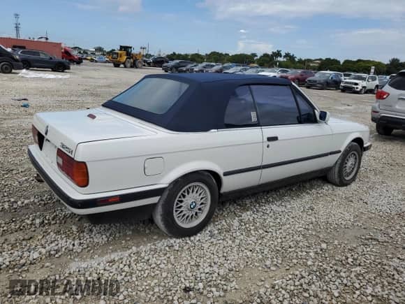 1992 BMW 3 Series z VIN WBABB2317NEC29787, wystawiony jako Copart lot #74238544 z przebiegiem 159 697 mil mil oraz Czysty tytuł • Clean title. Historia ofert i sprzedaży dostępna na DreamBid. Obrazek 3.