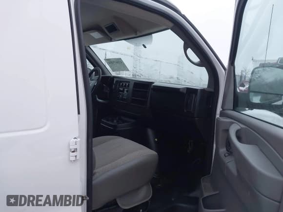 ✅ 2014 GMC Savana • VIN: 1GTW7FBA1E1114461 • Lot: 43863484. Wystawiony na IAAI z przebiegiem 206 578 mil. Bezpłatny archiwum sprzedaży aukcyjnych z USA i szczegółowy raport historii pojazdu na DreamBid. Zdjęcie 5.