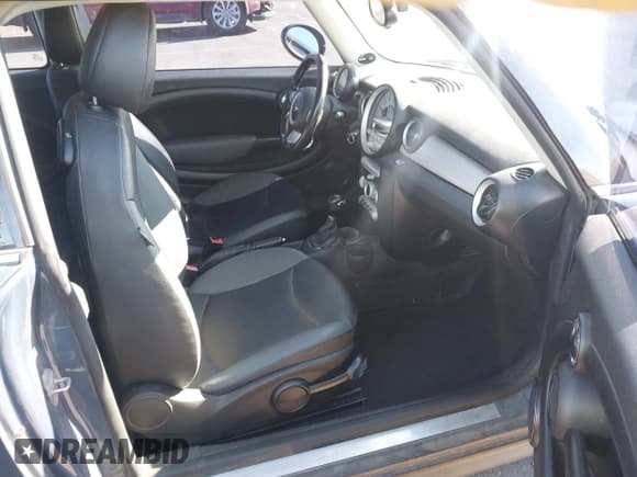 ✅ 2010 MINI Clubman • VIN: WMWML3C59ATX39057 • Lot: 43864131. Wystawiony na IAAI z przebiegiem 89 894 mil. Bezpłatny archiwum sprzedaży aukcyjnych z USA i szczegółowy raport historii pojazdu na DreamBid. Zdjęcie 5.